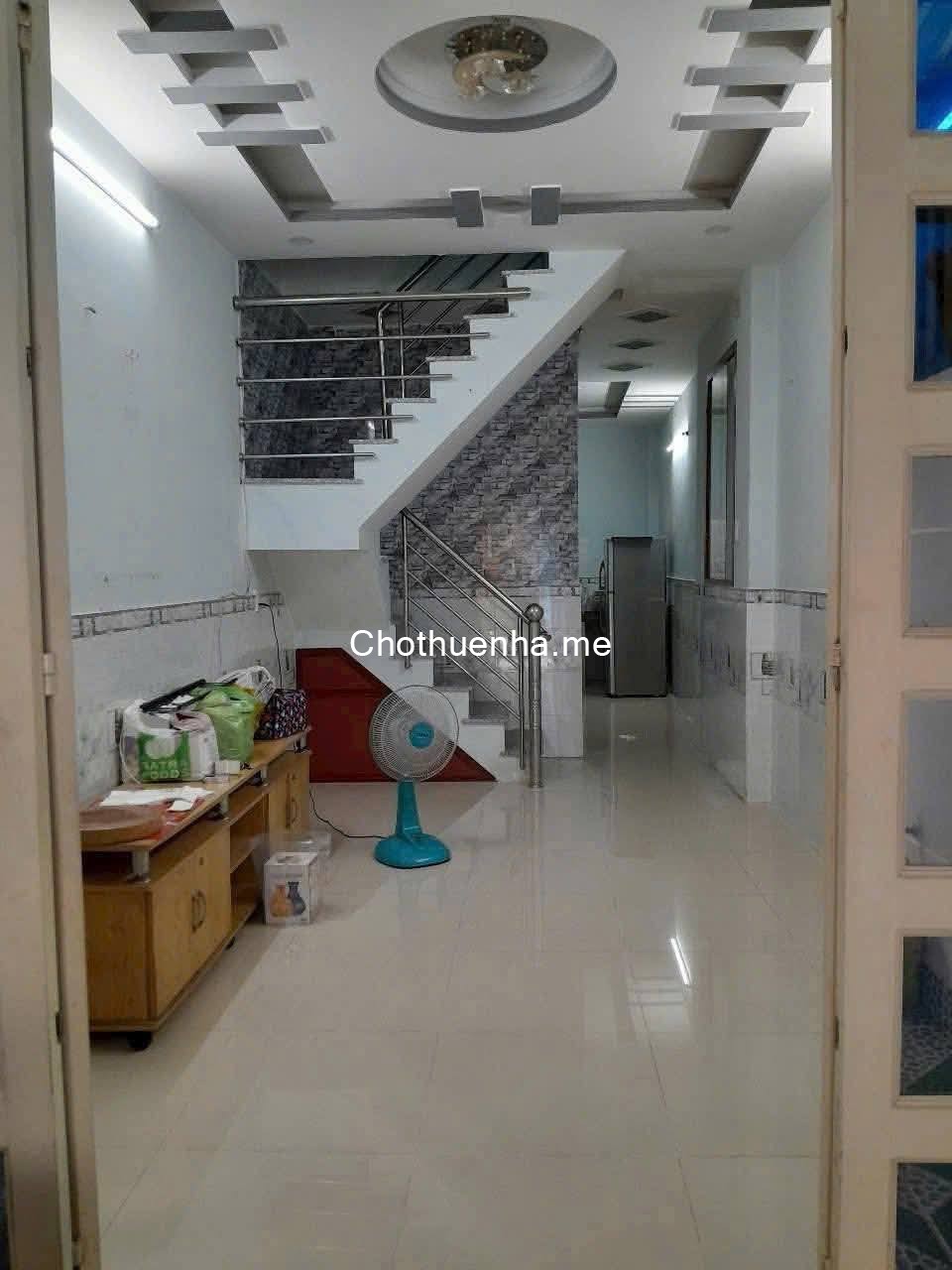 Nhà cho thuê giáp quận 7, 1 trệt + 2 lầu, 2 phòng ngủ – 3 WC, sachk sẽ, thuận tiện đi lại