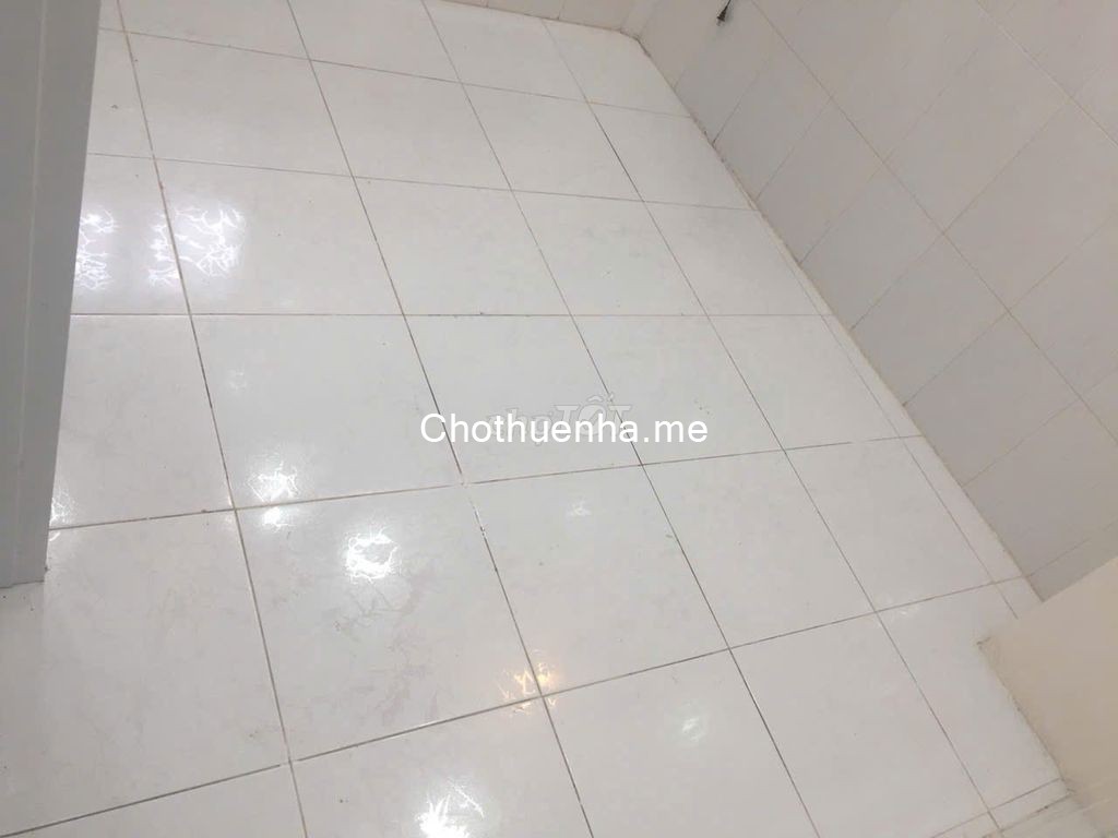 Nhà 1 trệt, 2 lầu – nhà mới, sạch đẹp, có sẵn 2 máy lạnh