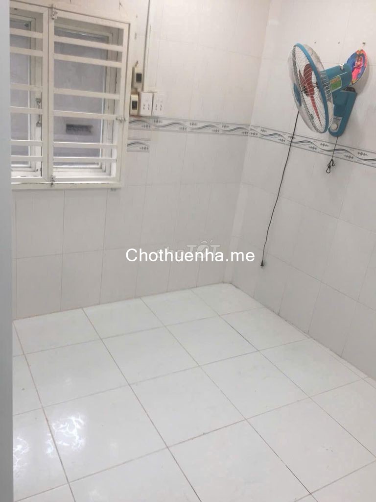 Nhà 1 trệt, 2 lầu – nhà mới, sạch đẹp, có sẵn 2 máy lạnh