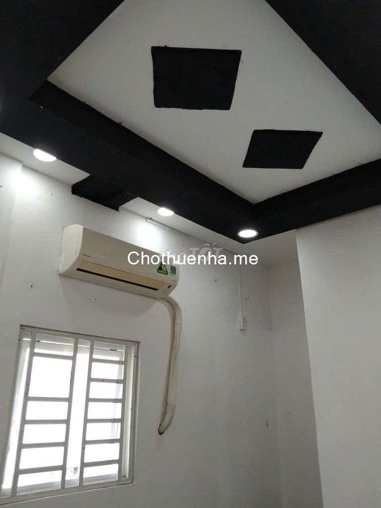 Nhà 1 trệt, 2 lầu – nhà mới, sạch đẹp, có sẵn 2 máy lạnh