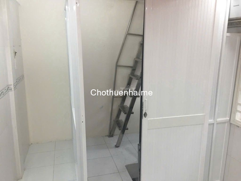 Nhà 1 trệt, 2 lầu – nhà mới, sạch đẹp, có sẵn 2 máy lạnh