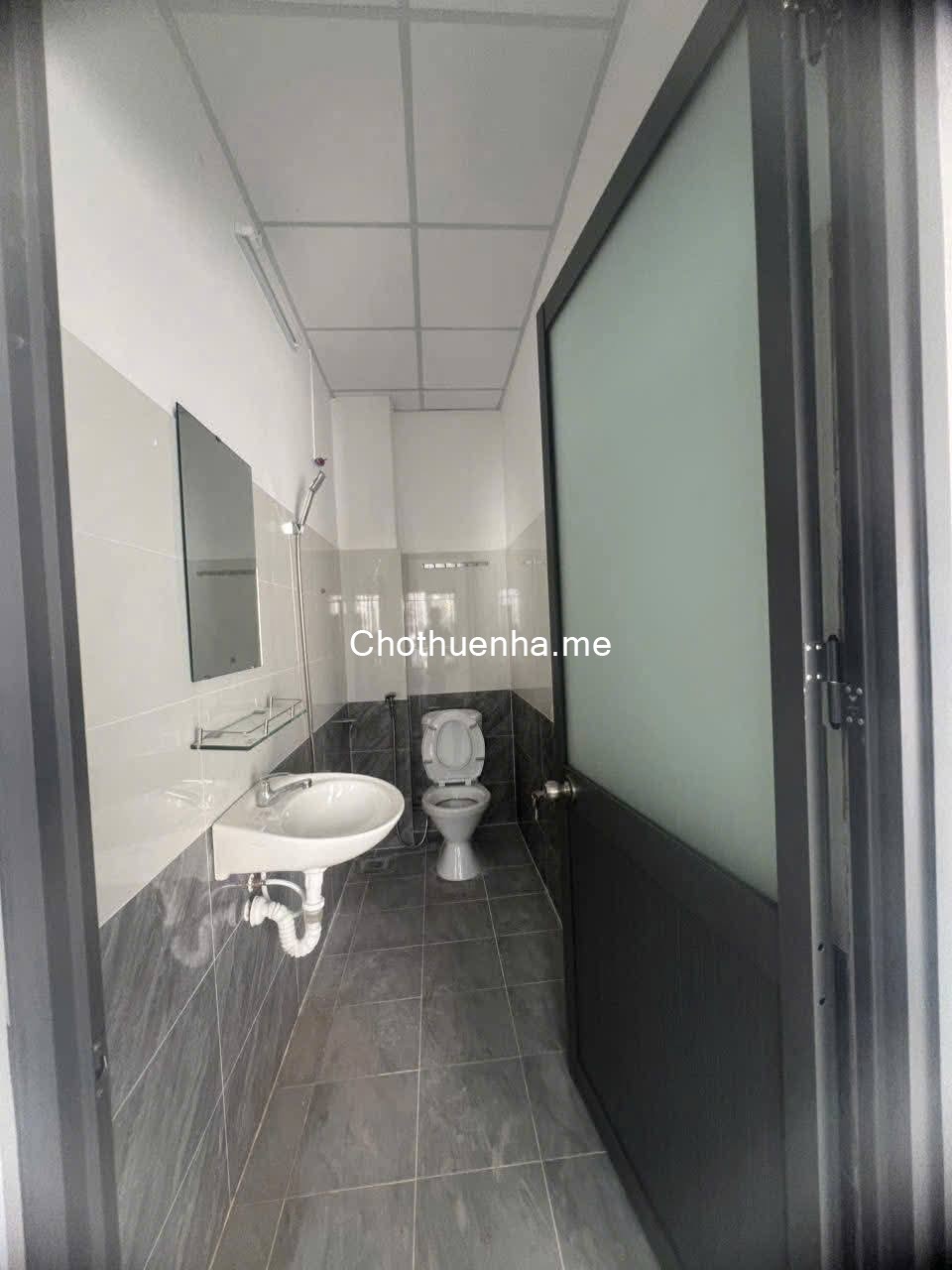 Cho thuê nhà hẻm thông CMT8, Quận 10, 1 trệt, 1 lầu – 3PN, 2WC, sẵn 2 máy lạnh