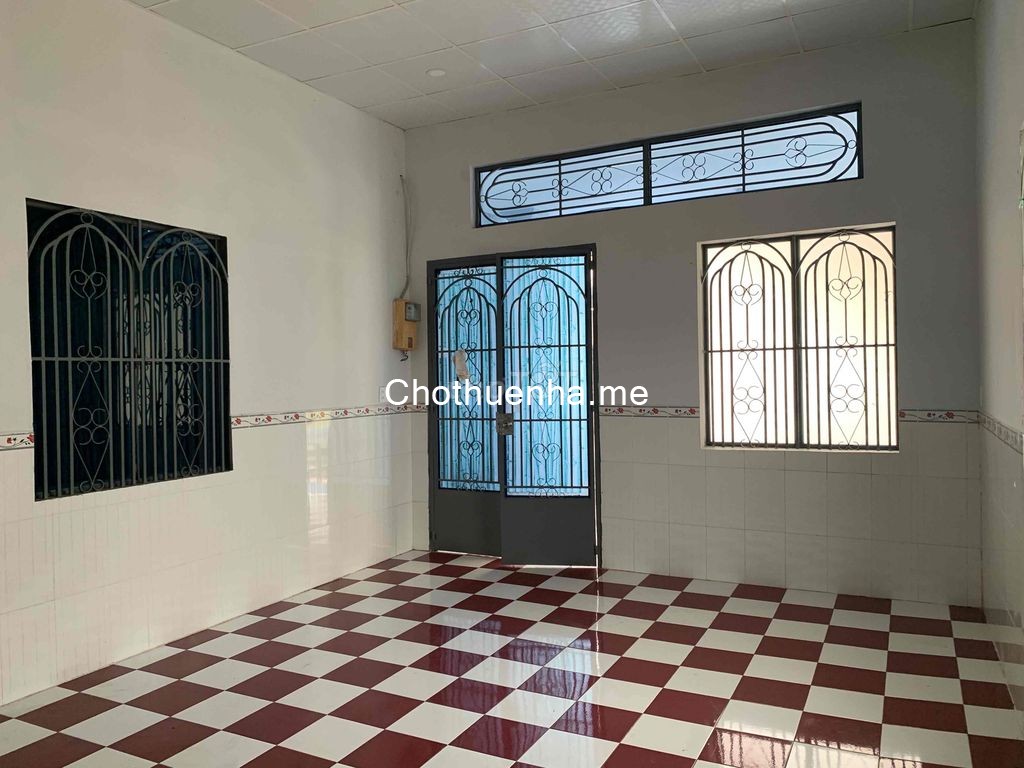 Cho thuê nhà nguyên căn có 2 sân trước sau, 220m2, nhà chữ L rộng thoáng