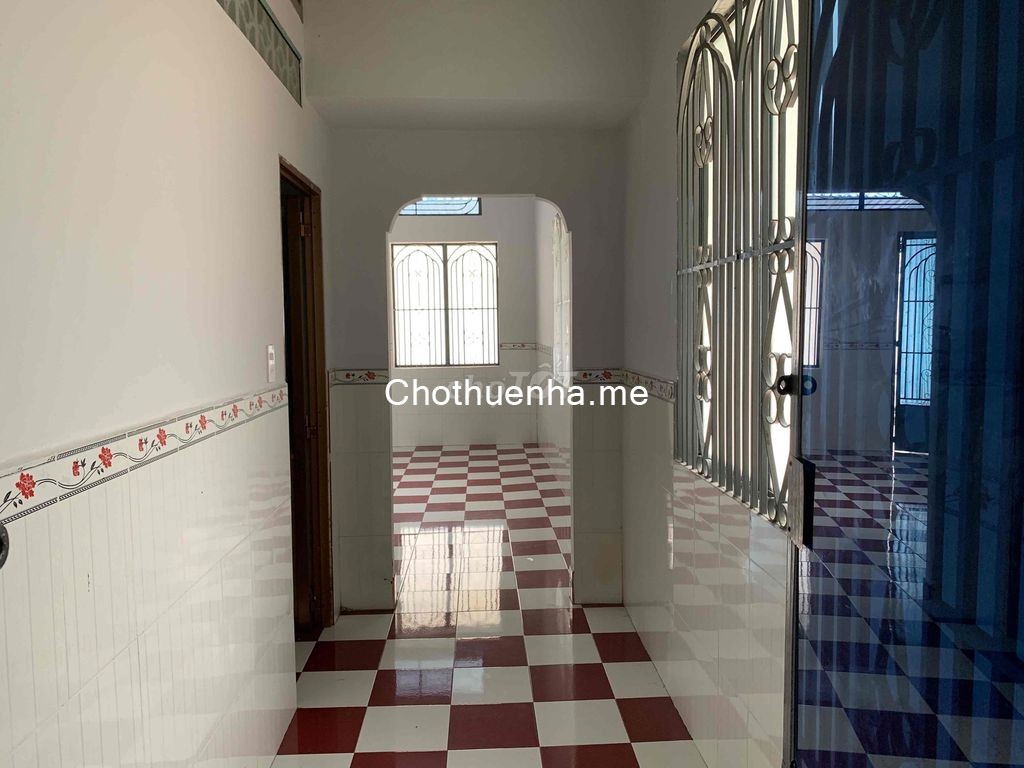 Cho thuê nhà nguyên căn có 2 sân trước sau, 220m2, nhà chữ L rộng thoáng