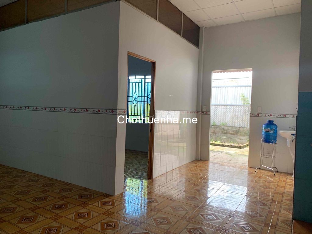 Cho thuê nhà nguyên căn có 2 sân trước sau, 220m2, nhà chữ L rộng thoáng