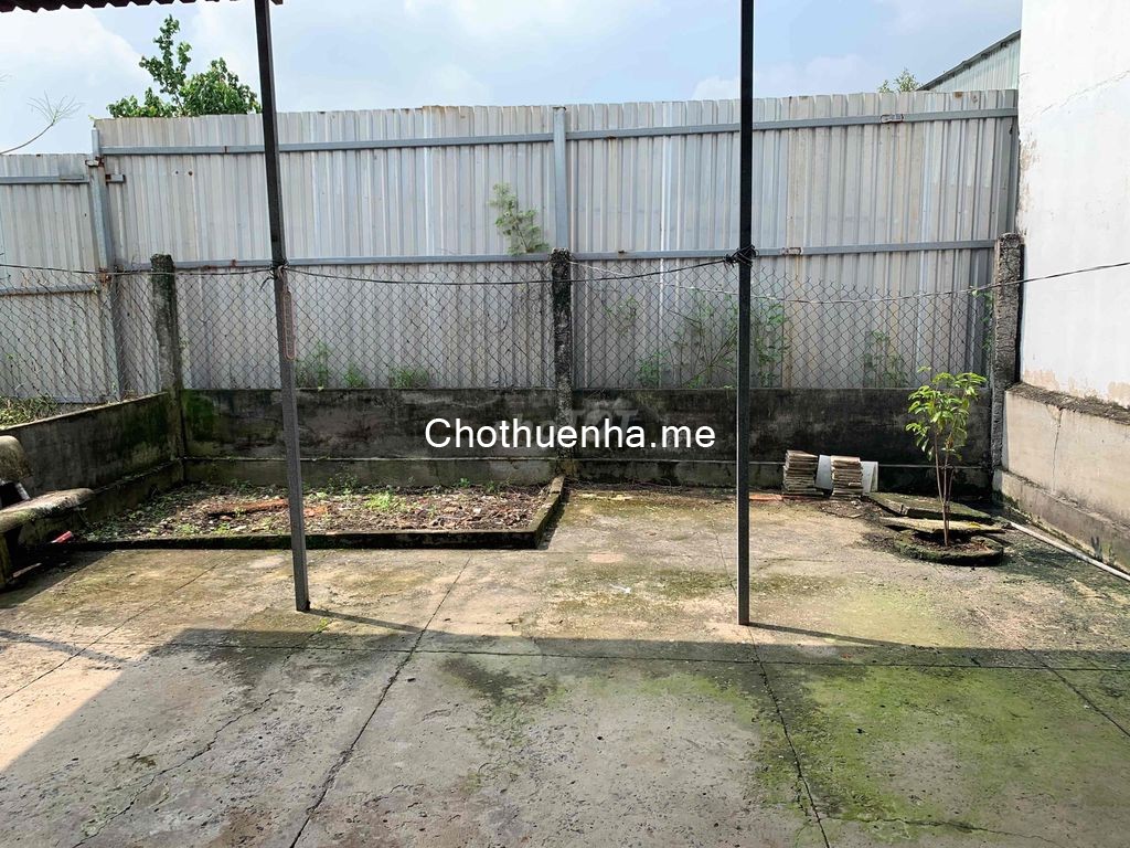 Cho thuê nhà nguyên căn có 2 sân trước sau, 220m2, nhà chữ L rộng thoáng