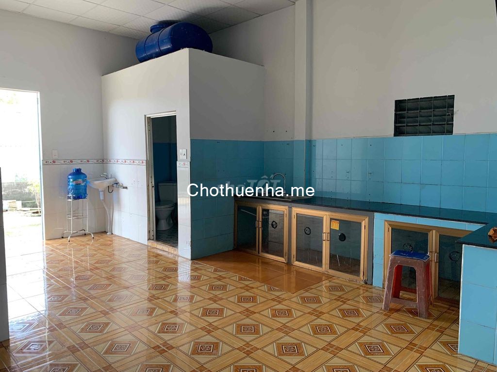 Cho thuê nhà nguyên căn có 2 sân trước sau, 220m2, nhà chữ L rộng thoáng