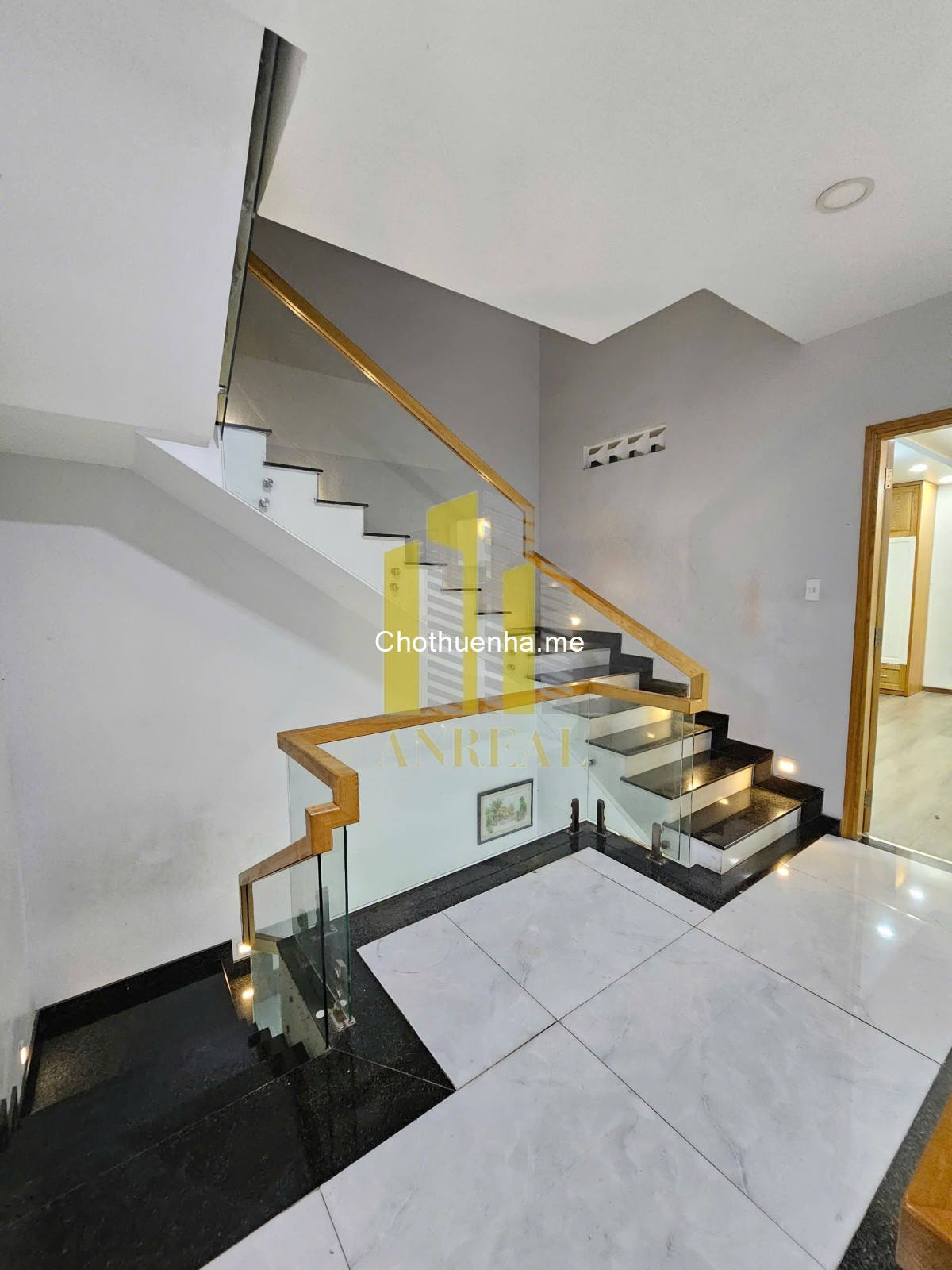 Cho thuê nhà mới đẹp 3 lầu, giá 25 triệu/tháng, đường xe hơi vào tận nơi.