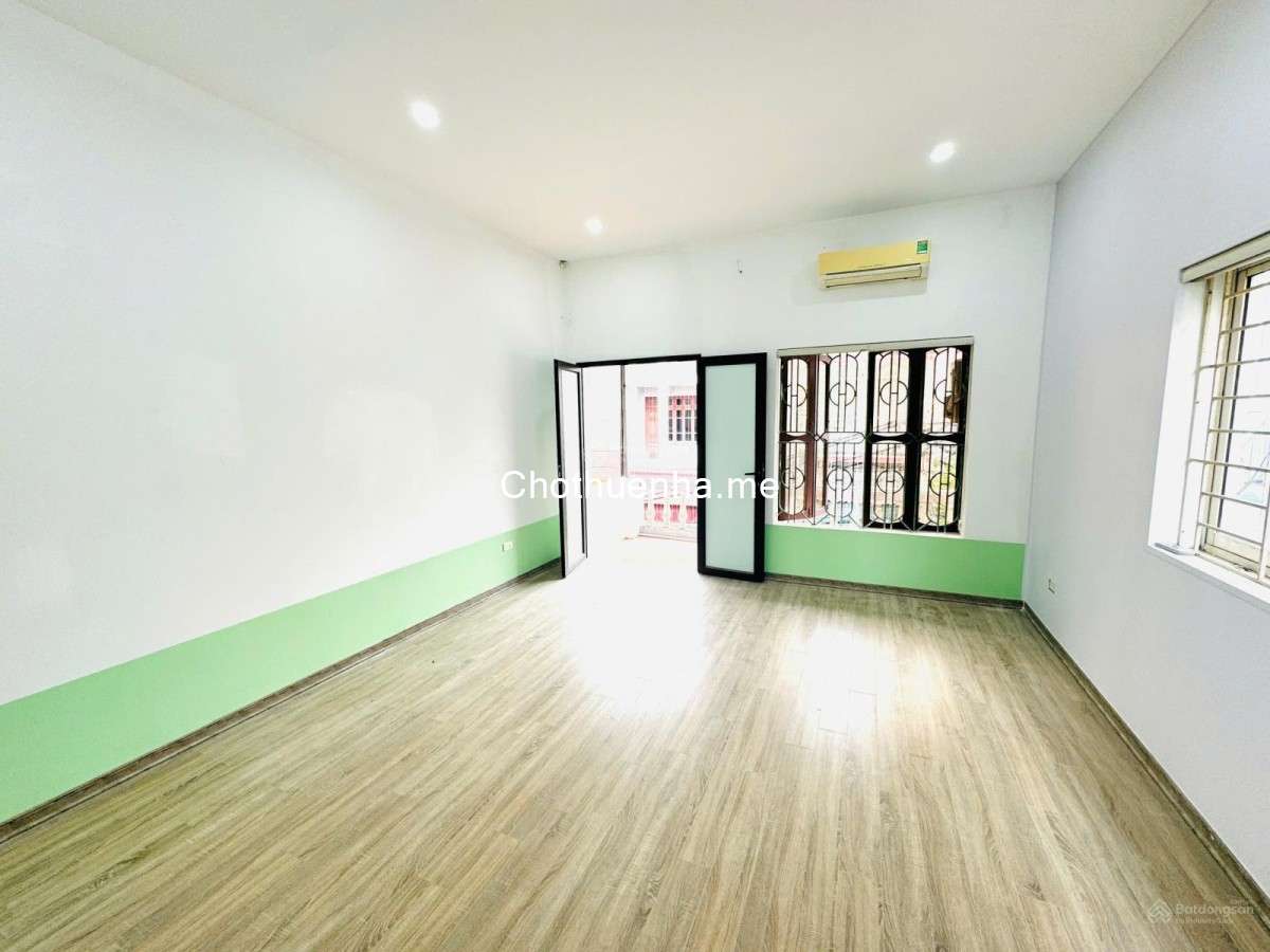 Chính chủ cho thuê nhà mới sửa 97,2m2, mặt phố Mai Phúc, hướng Đông Nam, 2 mặt tiền. Giá 13tr/tháng