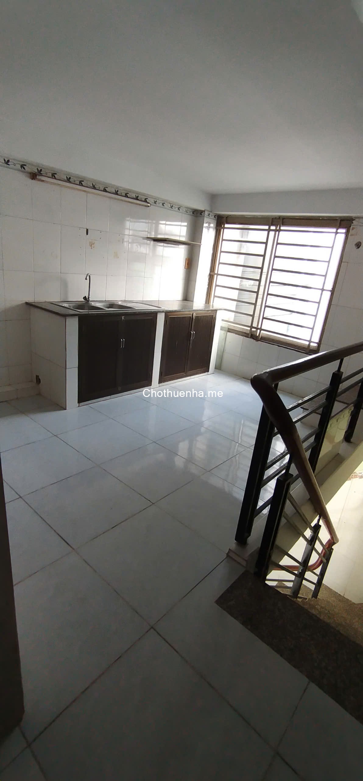 Nhà nguyên căn 1 trệt – 2 lầu, mặt tiền rộng thoáng, có thể ở hoặc kinh doanh