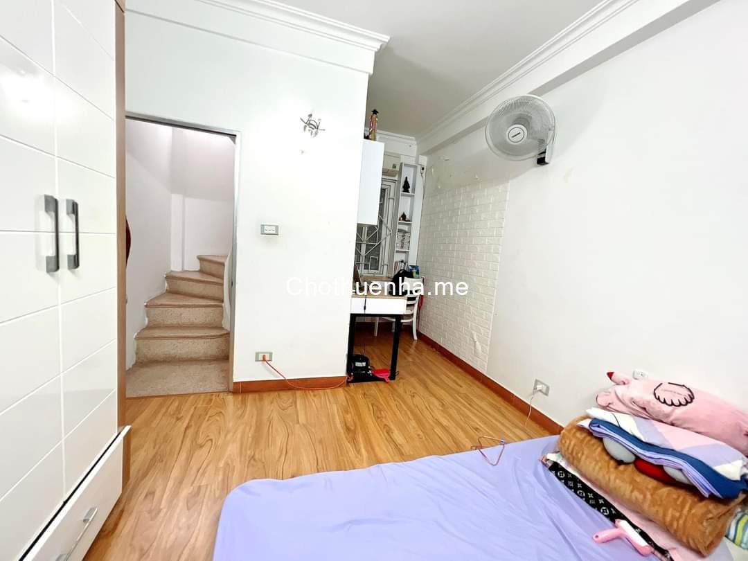 Chủ nhà cho thuê nguyên căn mới 18m x 4 tầng, phố Hoàng Hoa Thám full nội thất