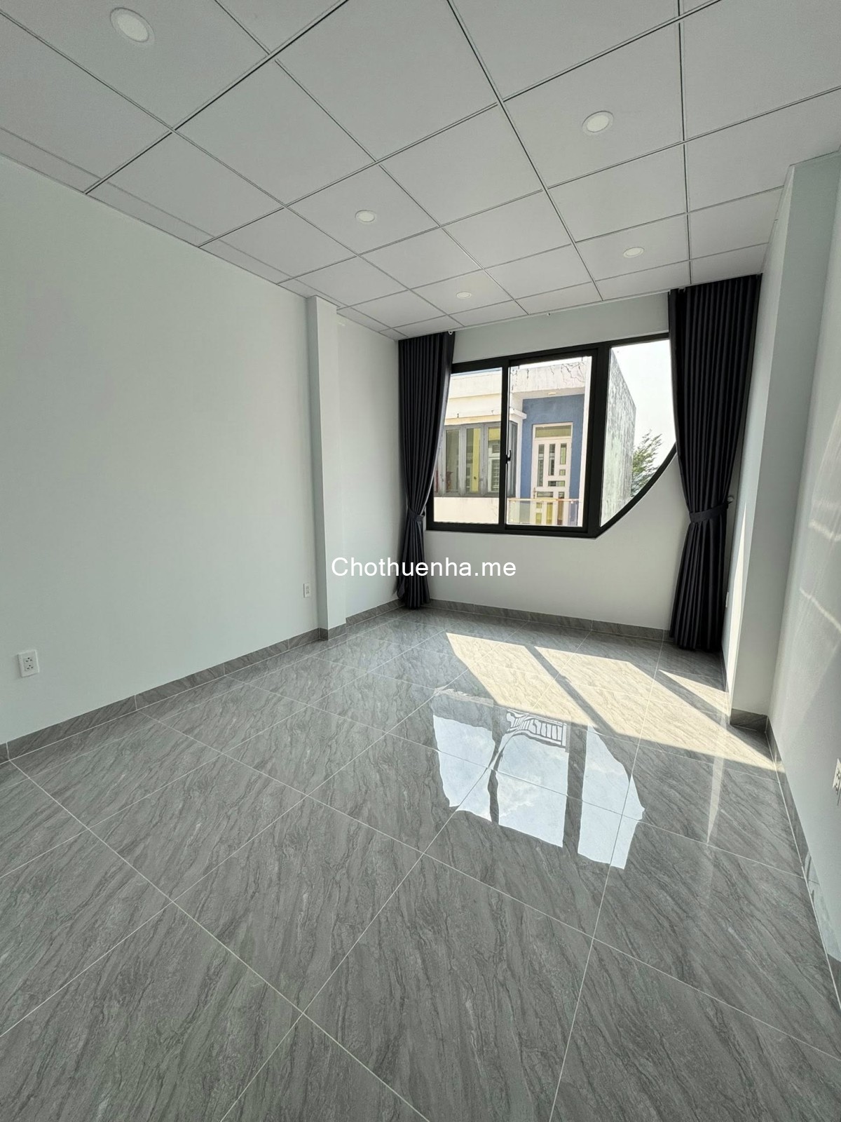 Cho thuê nhà mới 3 tầng – 5pn – hẻm xe hơi, sát Vạn Phúc City