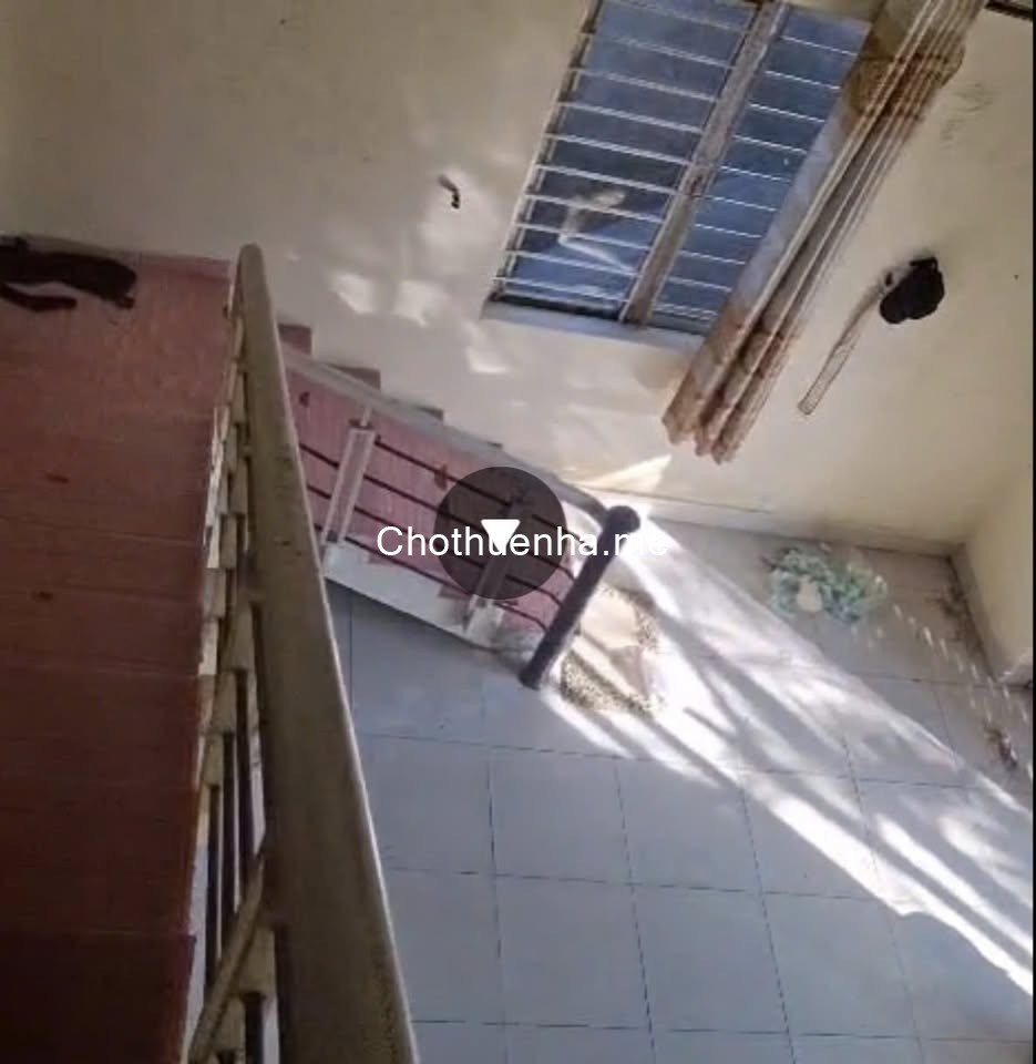 Cho thuê nhà MT Phó Đức Chính - Chính Hữu Nối Dài, 130m2, C4, 2pn 2WC, 7 triệu