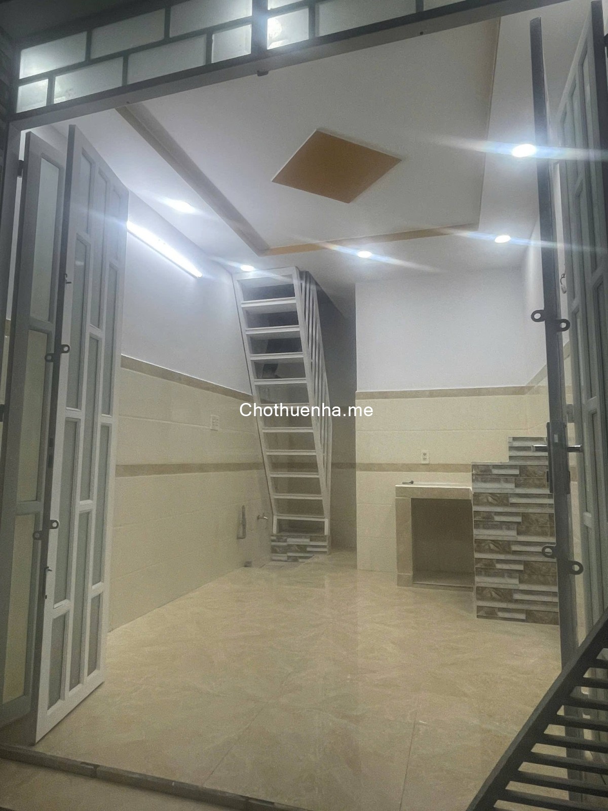 Nhà cho thuê sau lưng trường Quang Trung, P3, Q4, 1 trệt, 1 lầu ( 2 phong ngủ ), mới sửa vào ở ngay