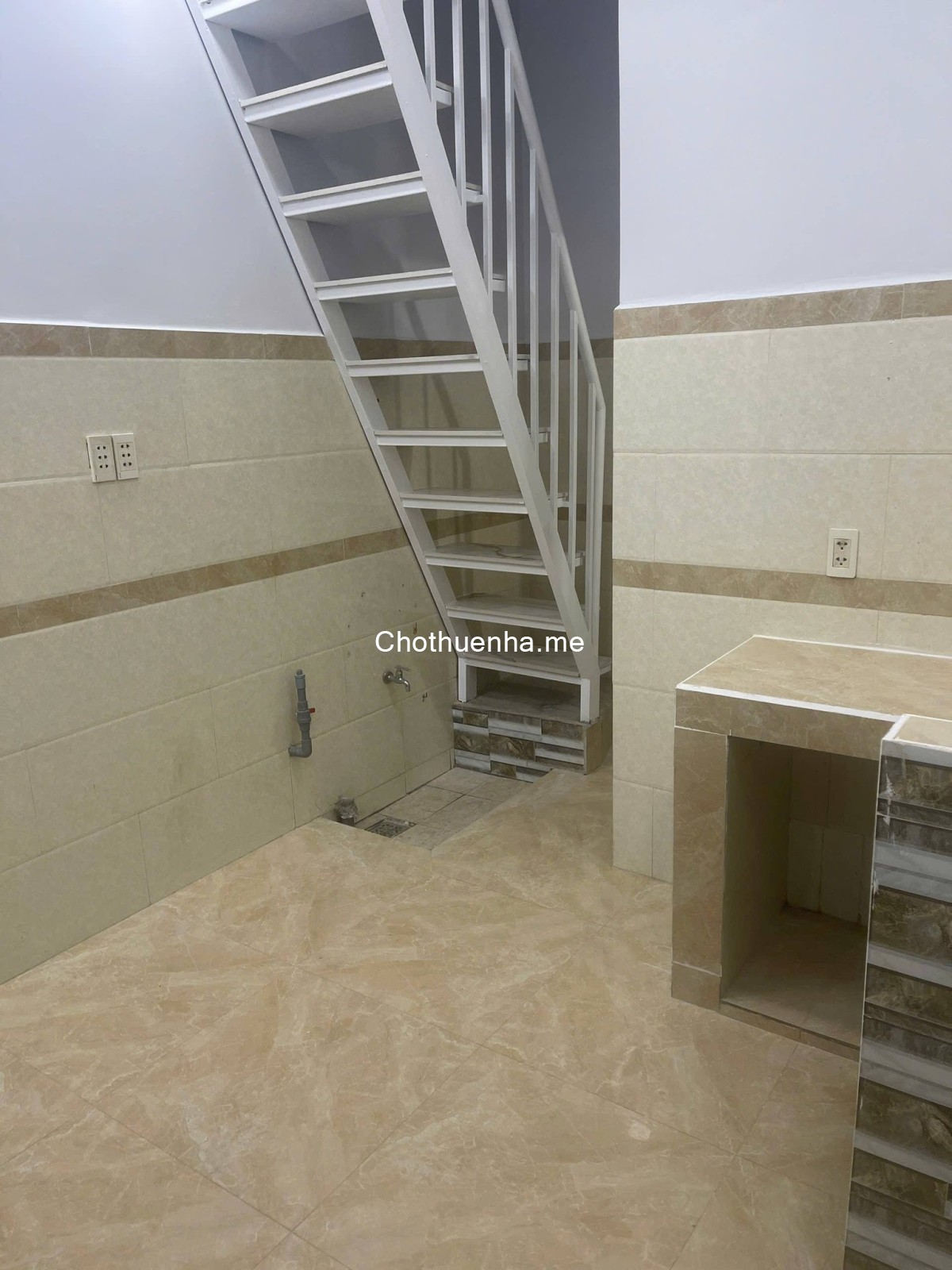 Nhà cho thuê sau lưng trường Quang Trung, P3, Q4, 1 trệt, 1 lầu ( 2 phong ngủ ), mới sửa vào ở ngay