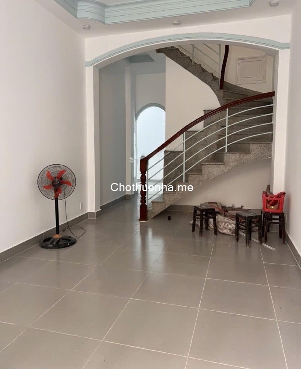 Nhà cho thuê rộng rãi, phù hợp ở hoặc làm VPCty đều tiện, 4PN, 3WC, 18tr