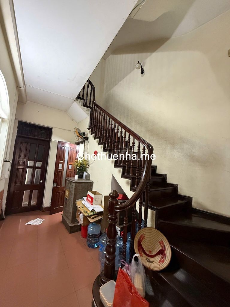 Chính chủ cho thuê nguyên căn sát góc, hướng Đông, mặt phố Bà Triệu, Q.Hai Bà Trưng, Hà Nội.