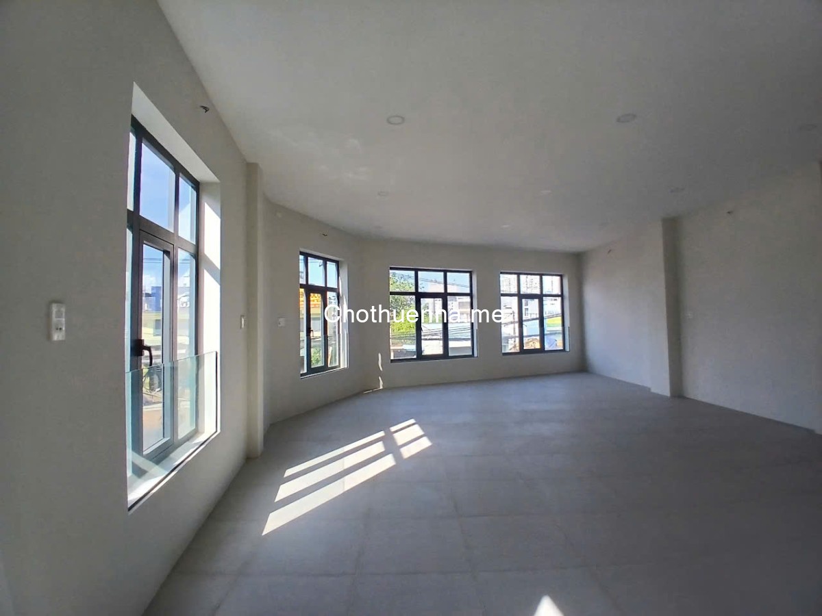 Chủ gửi cho thuê nhà góc 2 mặt tiền 221 Nguyễn Thị Định Quận 2 ngang 8.5m vạt góc giá thương lượng