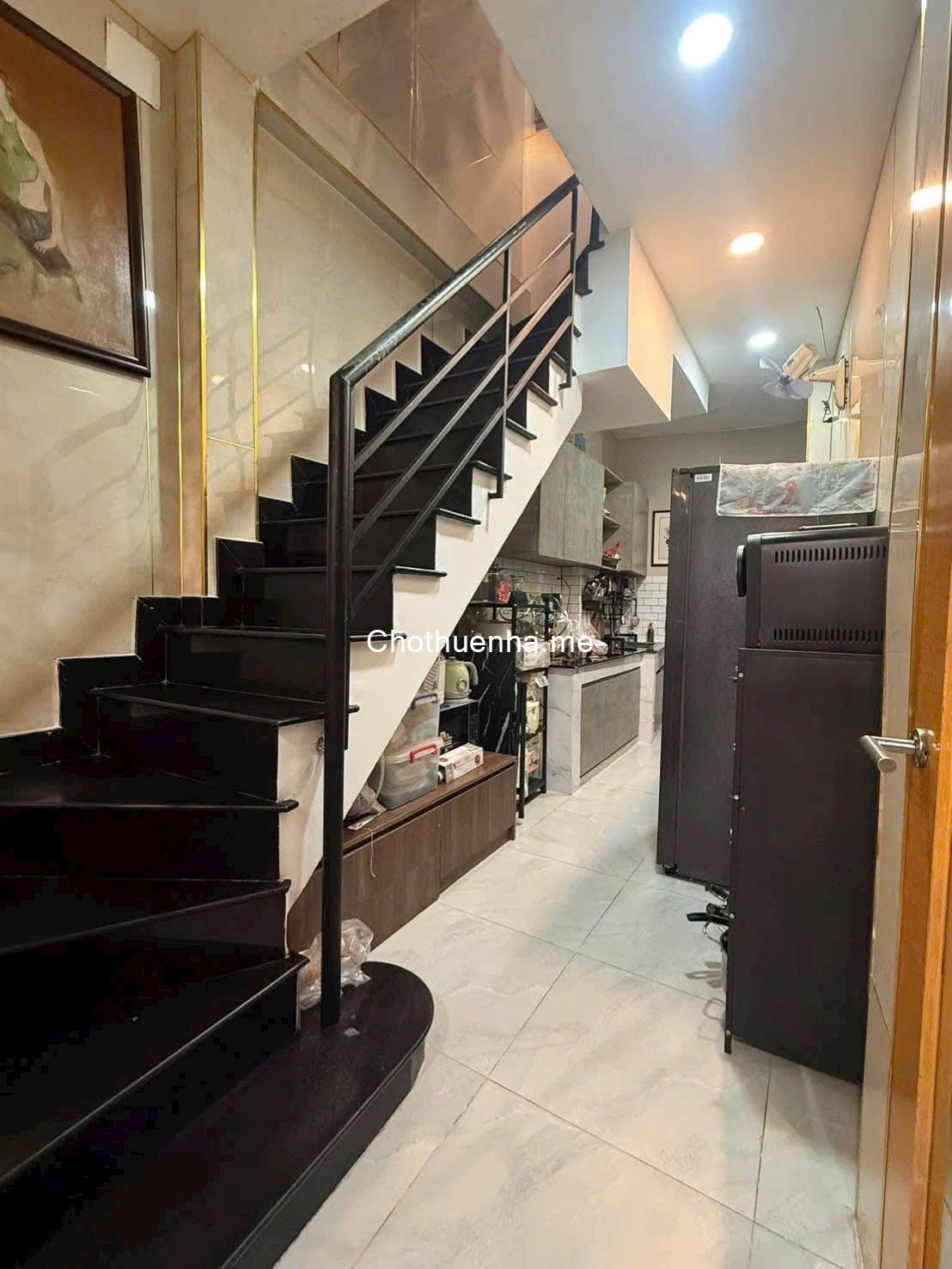 Hẻm đường Bến Vân Đồn, P. Khánh Hội – khu an ninh, thuận tiện di chuyển