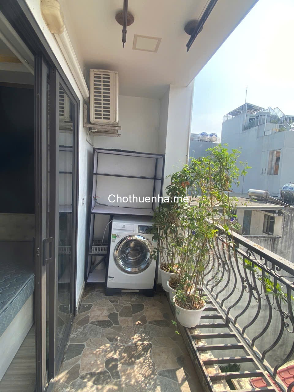Cho thuê Căn chung cư mini tại Ngõ 193 Phố Trích Sài, Tây Hồ. Ban công rộng thoáng. Chỉ 7tr