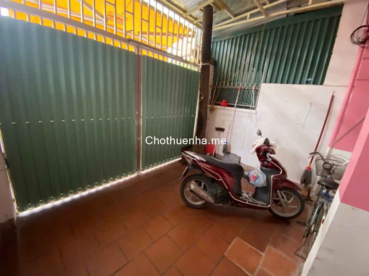 Chính chủ cho thuê nhà DT 12 m2 (4m x 3m) mặt phố Khương Thượng, tiện KD, gần chợ, trường ĐH Thủylợi