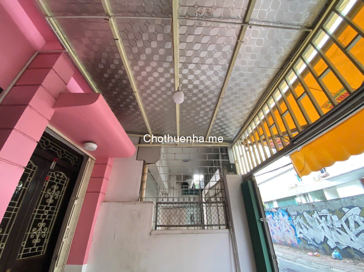 Chính chủ cho thuê nhà DT 12 m2 (4m x 3m) mặt phố Khương Thượng, tiện KD, gần chợ, trường ĐH Thủylợi
