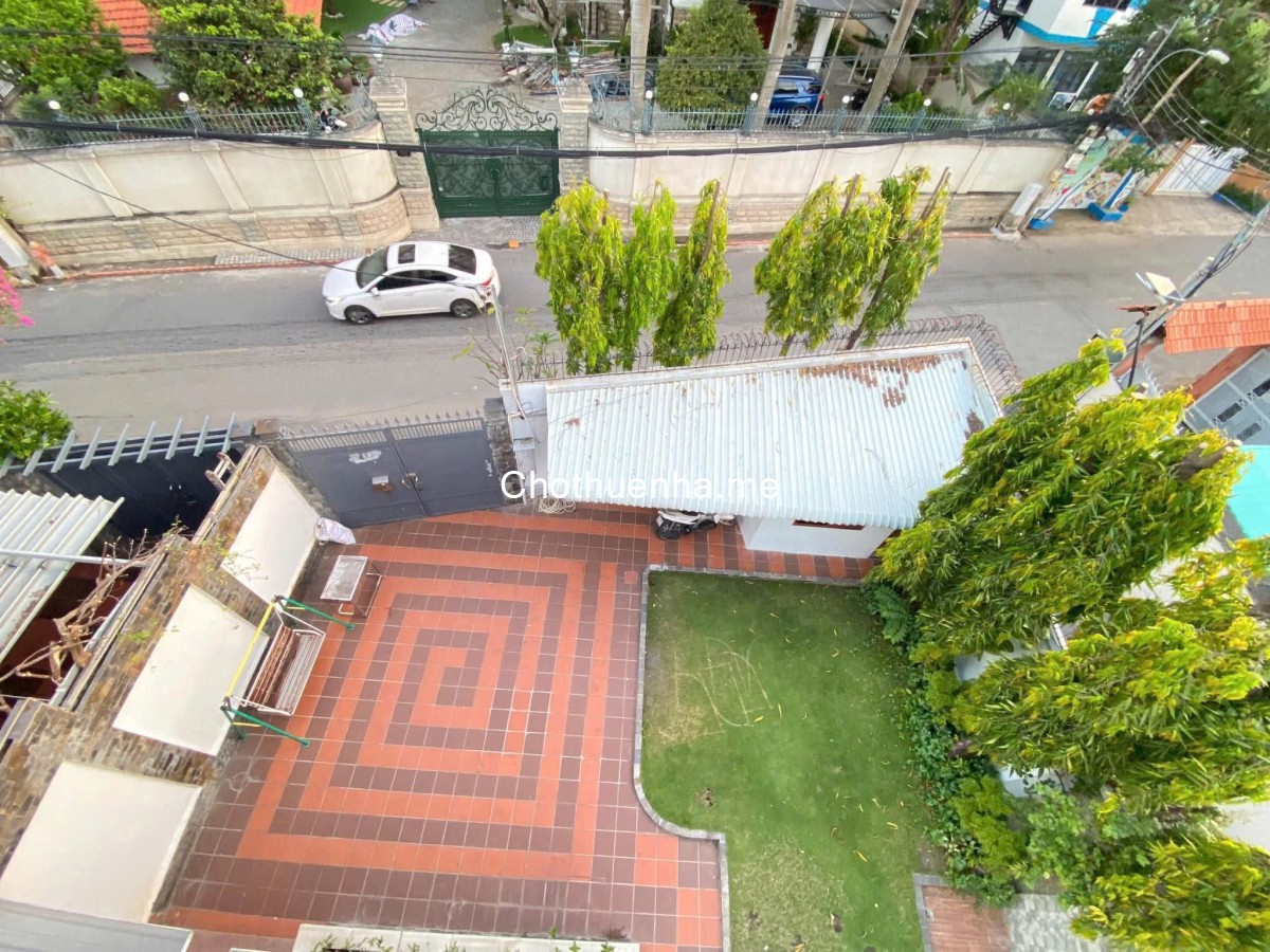 Cho thuê biệt thự Thảo Điền, góc 2 mặt tiền đường, Hồ bơi, Sân vườn rộng rãi, gần sông thoáng mát