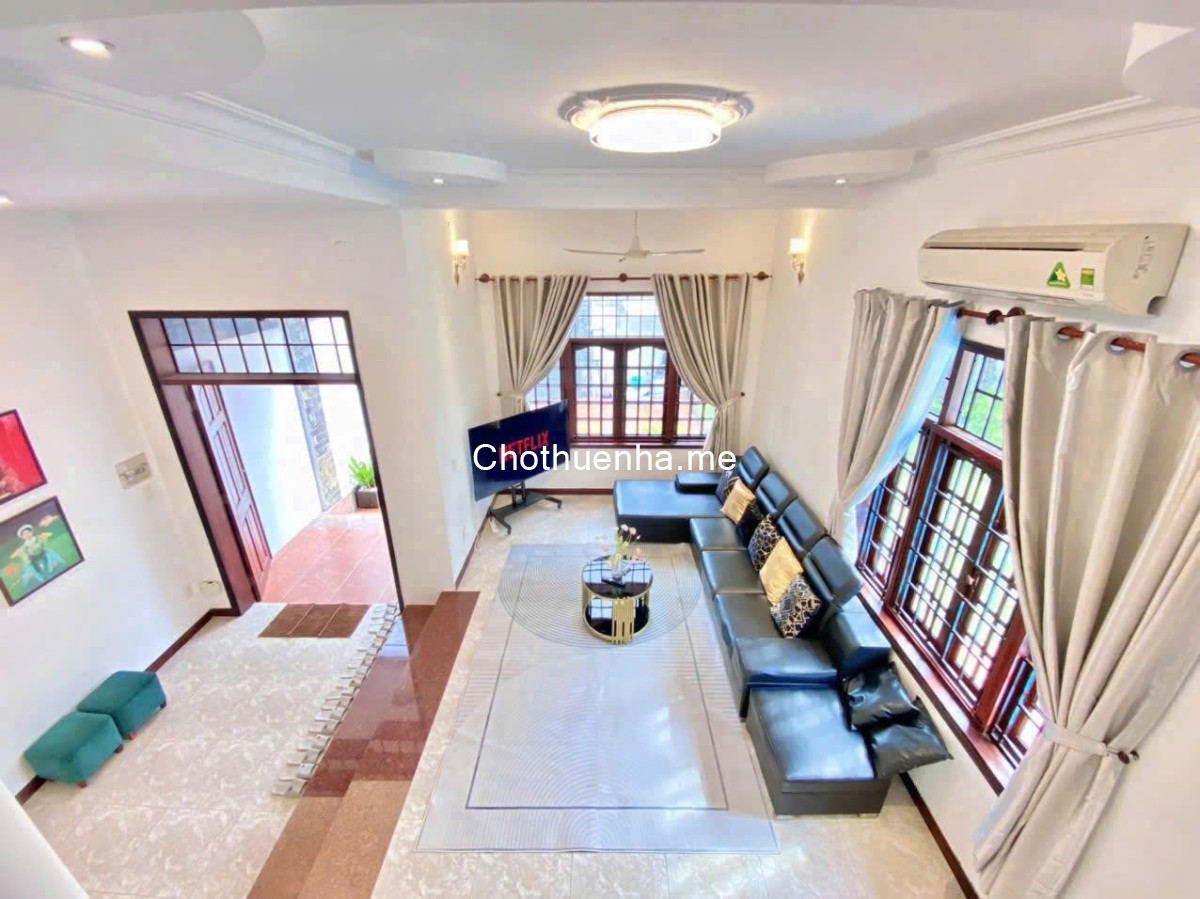 Cho thuê biệt thự Thảo Điền, góc 2 mặt tiền đường, Hồ bơi, Sân vườn rộng rãi, gần sông thoáng mát