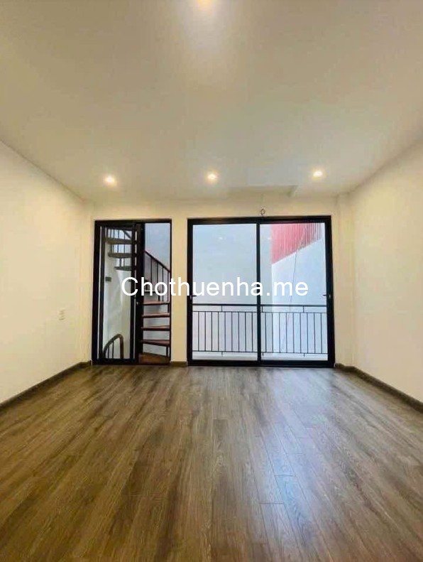 Cho thuê nhà Nguyên căn Nguyễn Văn Cừ- Sát phố 30m 6 tầng thang máy 11tr/tháng