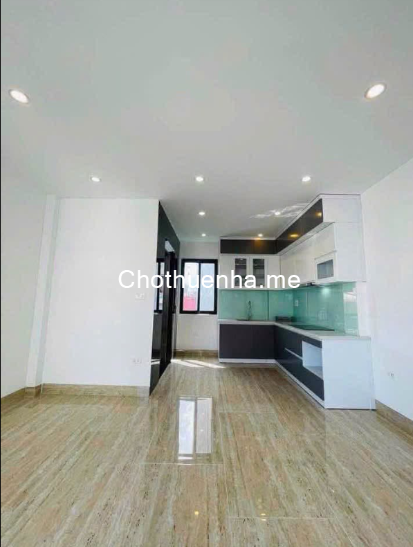 Cho thuê nhà Nguyên căn Nguyễn Văn Cừ- Sát phố 30m 6 tầng thang máy 11tr/tháng
